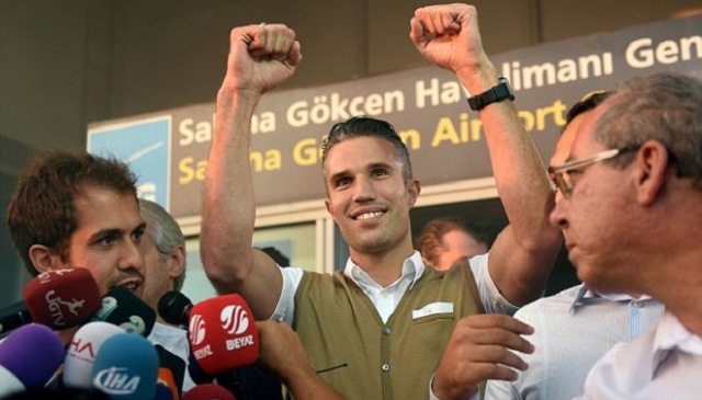 VIDEO: Van Persie được CĐV chào đón nồng nhiệt khi đến Thổ Nhĩ Kỳ