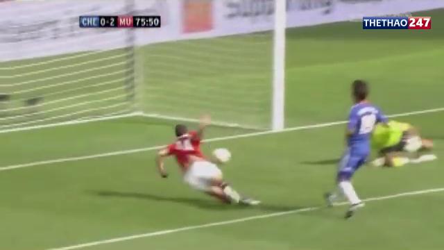 VIDEO: Bàn thắng siêu hài và may mắn của Chicharito vào lưới Chelsea