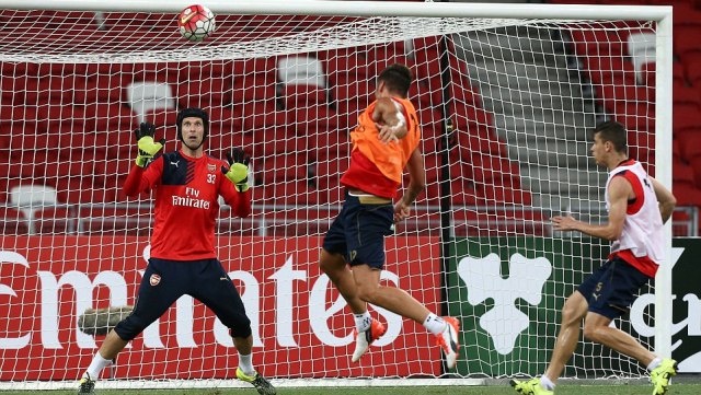 VIDEO: 2 pha cản phá liên tiếp làm nức lòng CĐV Arsenal của Petr Cech