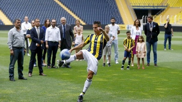 VIDEO: Màn ra mắt ấn tượng của Van Persie và con trai ở CLB mới Fenerbahce