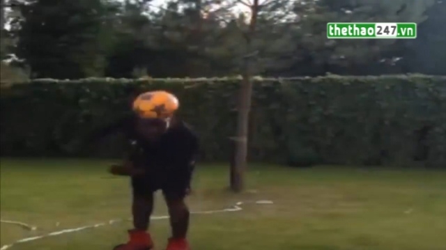 VIDEO: Balotelli trổ tài đánh đầu đưa bóng vào thùng rác khó tin