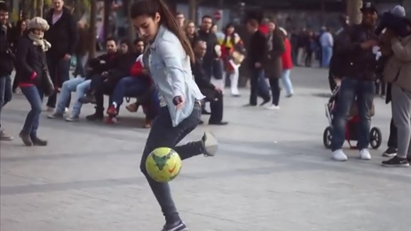 VIDEO: Lisa Zimouche - Cô gái 15 tuổi với biệt tài tâng bóng siêu đẳng