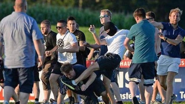 VIDEO: Bạo loạn sau trận giao hữu giữa Frankfurt và Leeds United