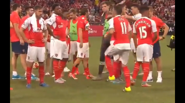 VIDEO: Mesut Ozil trổ tài tâng bóng 'giấy' sau khi vô địch Asia Trophy Cup