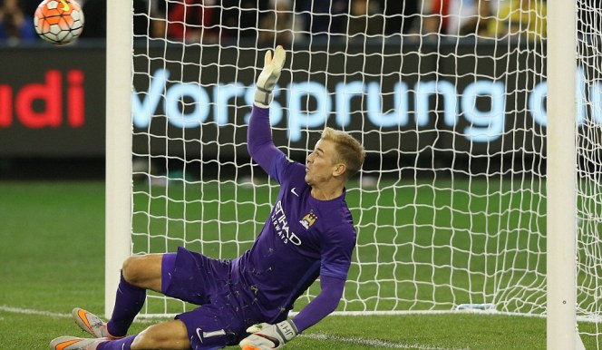 VIDEO: Cầu thủ Roma thất bại khi thử tài thủ thành Joe Hart bằng Panenka