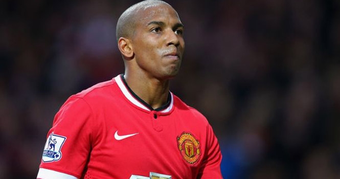 Ashley Young bi quan về tương lai ở Man Utd