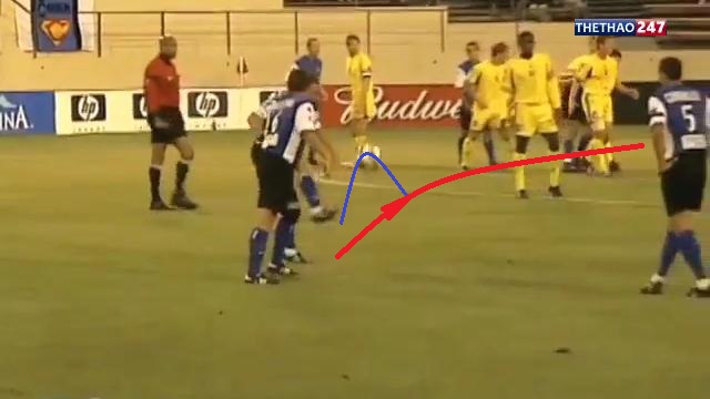 VIDEO: Pha dàn xếp đá phạt đẳng cấp như trong game bi lắc