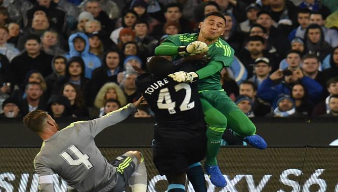 VIDEO: Pha va chạm kinh hoàng giữa Keylor Navas và Yaya Toure