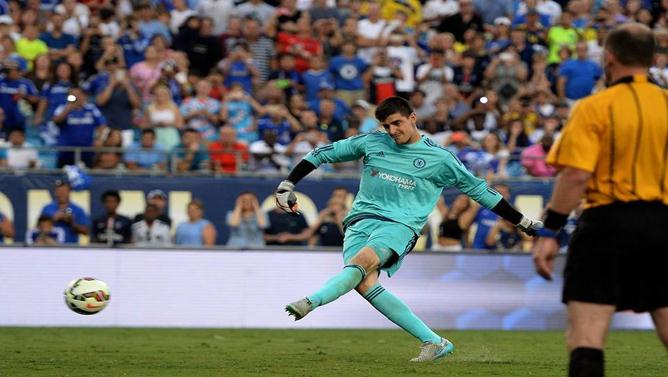 VIDEO: Pha sút penalty dính bóng vào lưới của thủ môn Courtois