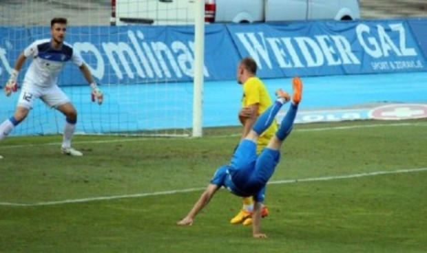 VIDEO: Siêu phẩm ngả bàn đèn theo quỹ đạo khó tin ở Croatia