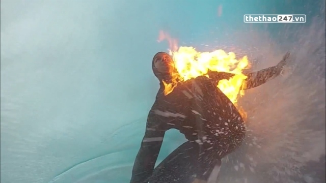 VIDEO: Thót tim với màn lướt sóng tự thiêu của VĐV người Hawaii