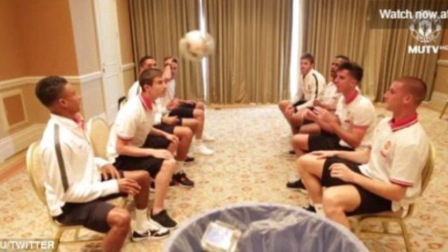VIDEO: Sao MU khiến fan thích thú với màn đưa bóng vào thùng bằng đầu