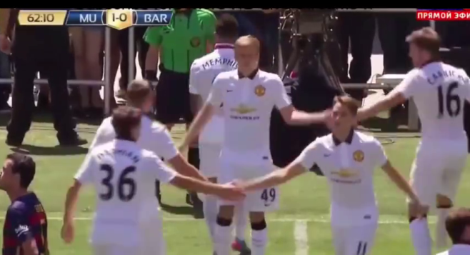 VIDEO: Màn thay người có 1 không 2 của Man Utd trước Barca