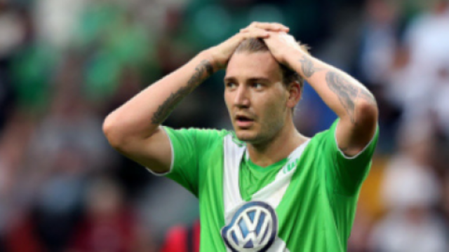 VIDEO: Lord Bendtner lại bỏ lỡ khó tin trong trận đấu với Arsenal