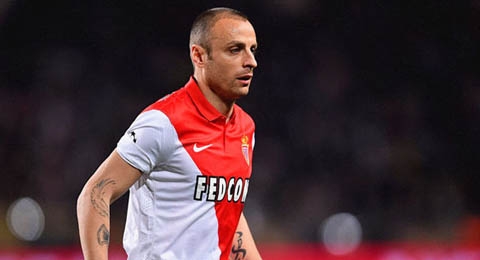 Berbatov sắp trở lại Anh đối đầu với M.U