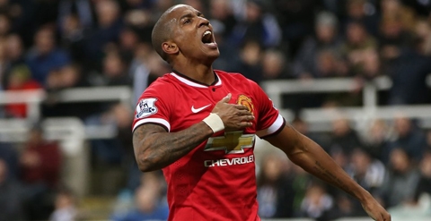 Man Utd chính thức rao bán Ashley Young