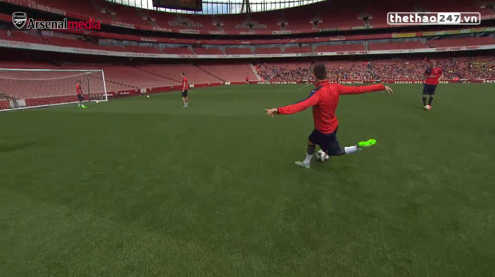 VIDEO: Koscielny phô diễn kỹ thuật rabona kinh điển