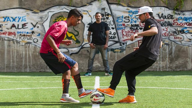 VIDEO: Màn so tài thú vị giữa sao trẻ Milan và chuyên gia bóng đá freestyle