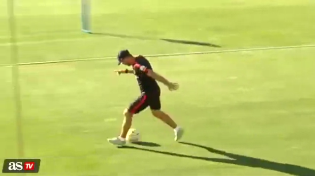 VIDEO: Những khoảnh khắc ngẫu hứng của HLV Simeone trên sân tập