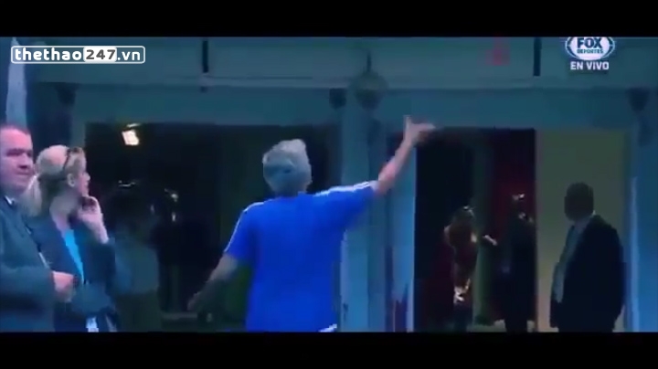 VIDEO: Mourinho cay cú, ném huy chương lên khán đài