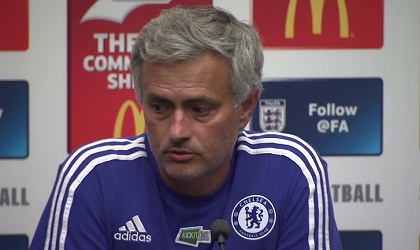 Thất bại trước A.Wenger, Mourinho đổ lỗi cho sân Wembley