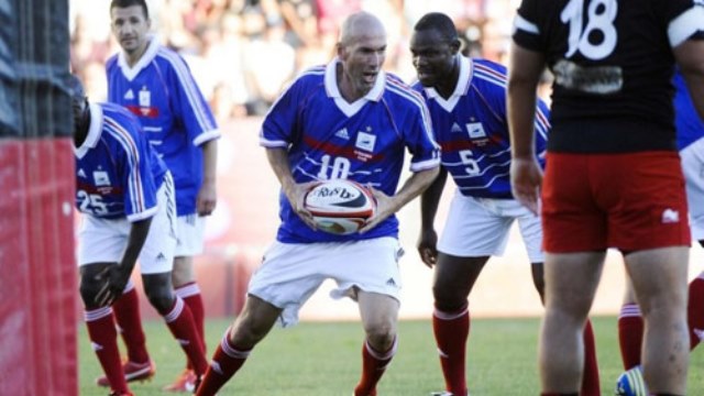 VIDEO: Zidane và các đồng đội vô địch World Cup 1998 trổ tài chơi bóng bầu dục