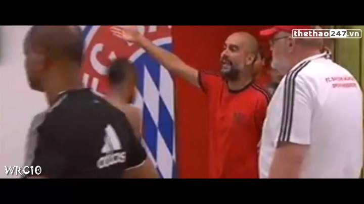 VIDEO: HLV Guardiola suýt tẩn nhau với đồ tể Nigel De Jong