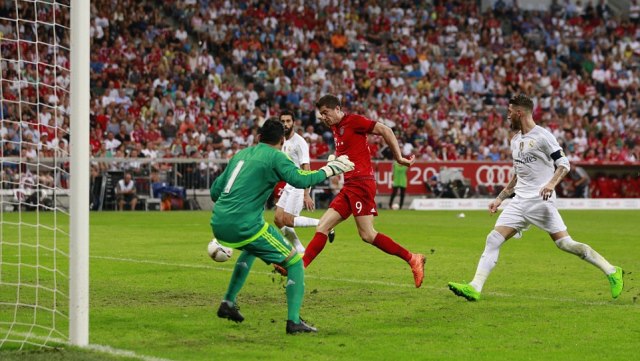 VIDEO: Pha bỏ lỡ khó tin của Lewandowski ở khoảng cách chưa đến 5m