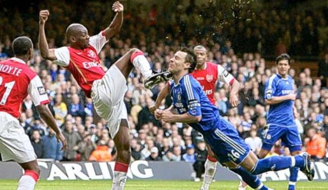 VIDEO: Pha bóng từng suýt lấy mạng John Terry khi đối đầu Arsenal