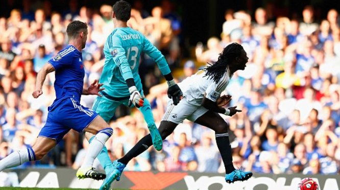VIDEO: Thủ thành Courtois nhận tấm thẻ đỏ đầu tiên của mùa giải
