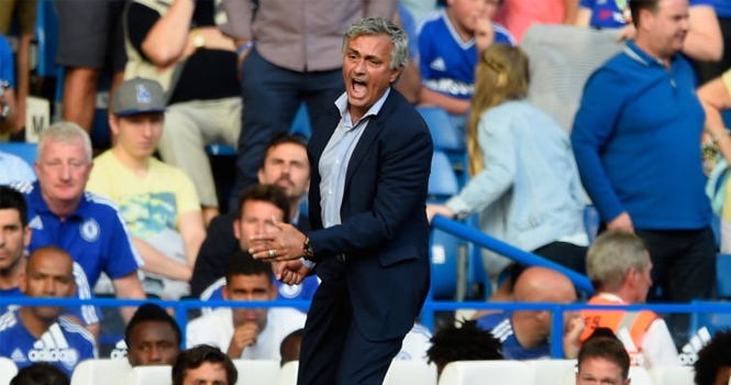 HLV Mourinho nổi cơn tam bành vì Chelsea suýt thua Swansea