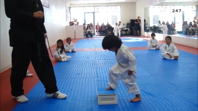 VIDEO: Võ sĩ nhí cố gắng đạp vỡ tấm ván vô cùng hài hước