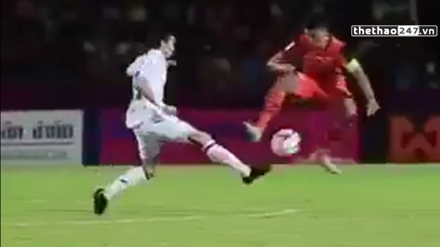 VIDEO: Pha vào bóng triệt hạ kinh hoàng ở Thai-League