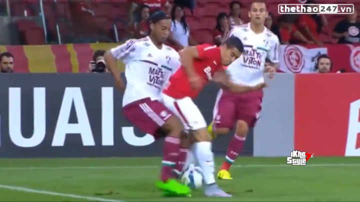 VIDEO: Pha xỏ háng kỹ thuật của Ronaldinho trong trận đấu thứ 3 tại Fluminense