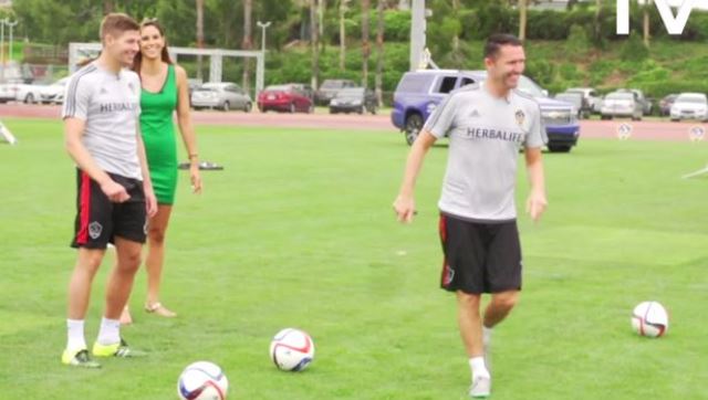 VIDEO: Steven Gerrard so tài với đồng đội ở LA Galaxy sút bóng vào ô tô đang chạy