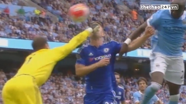 VIDEO: Gary Cahill đổ máu sau pha va chạm với đồng đội