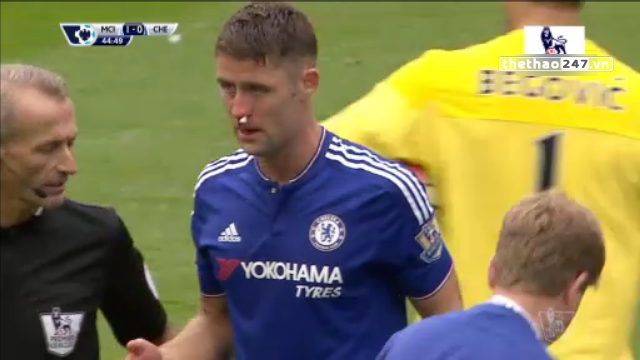 VIDEO: Nữ bác sỹ Carneiro 'mất tích' trong 2 tình huống Costa và Cahill chấn thương