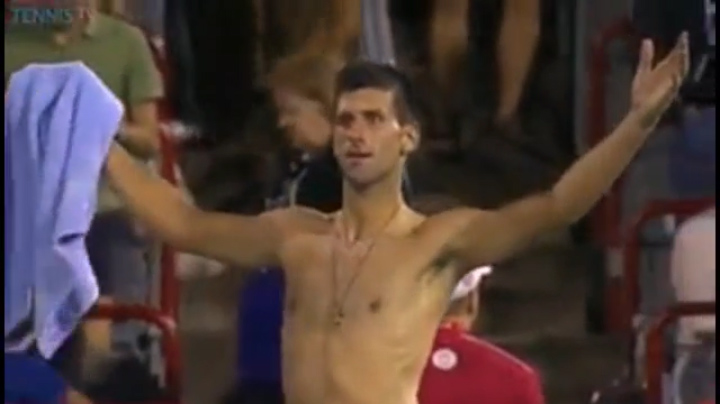 VIDEO: Hành động hài hước của Novak Djokovic khiến fan nữ mê mẩn