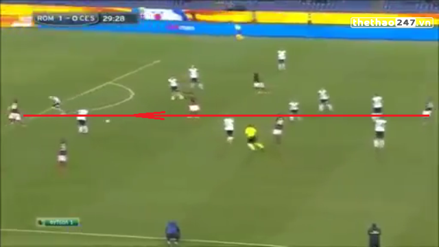 VIDEO: Pha chọc khe không tưởng qua mặt toàn bộ đội hình đối phương