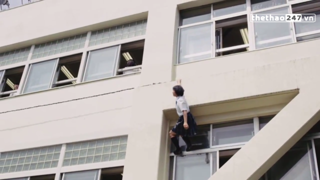 VIDEO: Màn leo tường ấn tượng của nữ sinh Nhật Bản khi đến lớp muộn