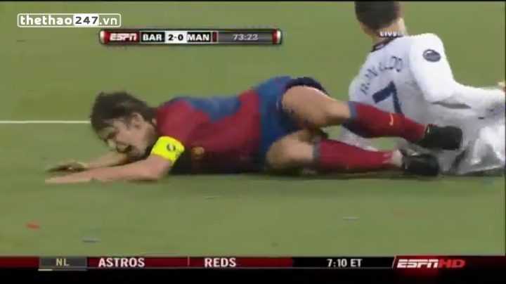 VIDEO: Pha giật bóng kỹ thuật của Puyol khiến CR7 buộc phải phạm lỗi