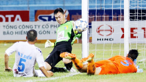 VIDEO: 2 pha cứu thua liên tiếp của thủ môn Hà Nội T&T