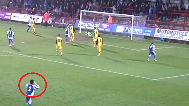 VIDEO: Pha lốp bóng thành bàn bằng kỹ thuật rabona khiến đồng đội 'đứng hình'