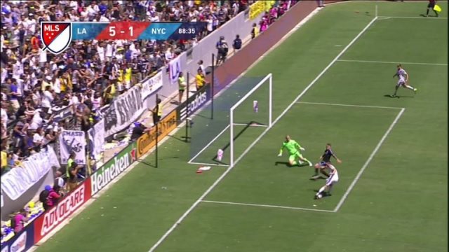 VIDEO: Steven Gerrard và Robbie Keane bỏ lỡ cơ hội khó tin