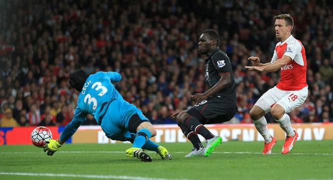 VIDEO: Hai pha cứu thua xuất thần của Petr Cech trước Liverpool