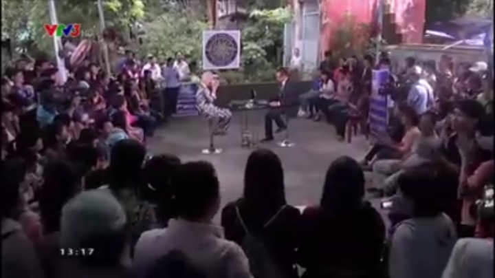 VIDEO: Nhà báo Lại Văn Sâm 'ngả mũ kính phục' trước cụ bà mê bóng đá