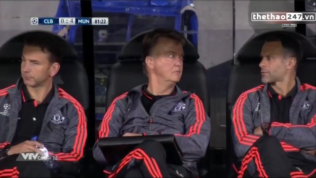 VIDEO: Phản ứng hài hước của HLV Van Gaal trước cú sút pen thảm họa của Chicharito
