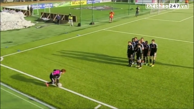 VIDEO: Màn ăn mừng bàn thắng độc đáo theo kiểu ném bowling