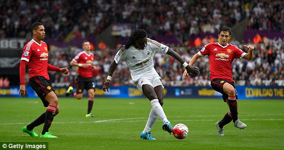 VIDEO: Ayew vẩy chân đẳng cấp cho Gomis kết liễu Man Utd