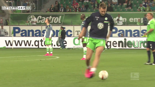 VIDEO: Fan nữ phát cuồng với màn khởi động của 'Lord Bendtner'